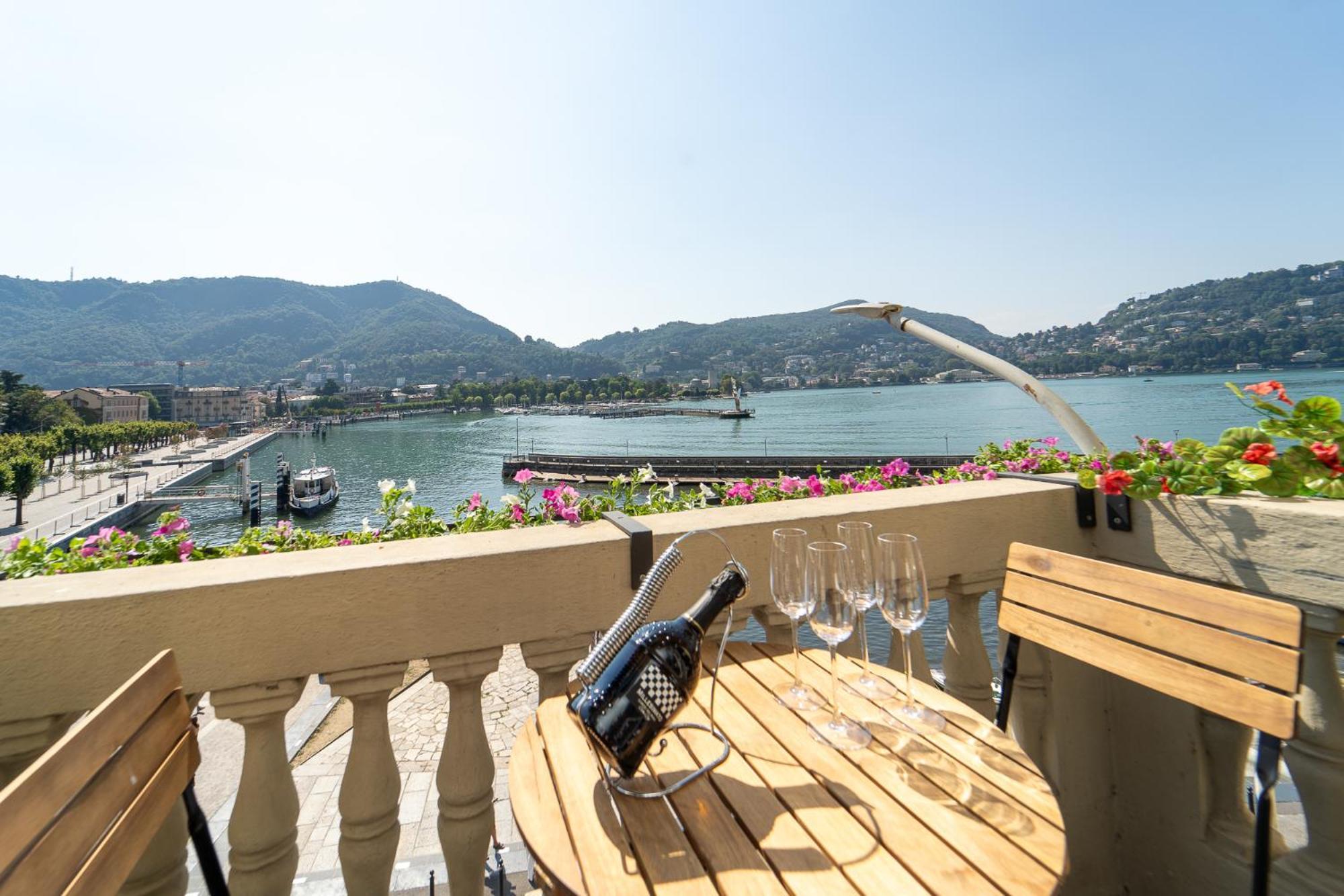 Appartamento Esclusivo Fronte Lago, In Centro A Como Con Garage Exterior photo
