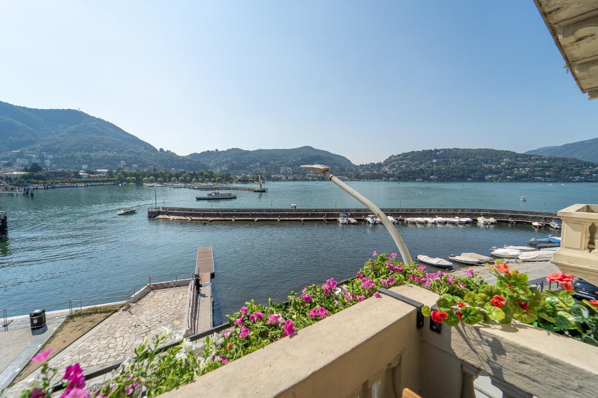 Appartamento Esclusivo Fronte Lago, In Centro A Como Con Garage Exterior photo